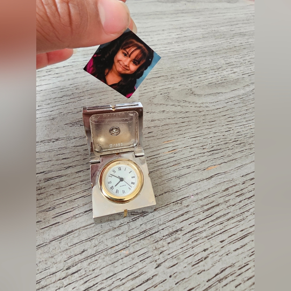 Mini clock In Gift Box VTG 1996-CL-X15A works perfectly needs batteries